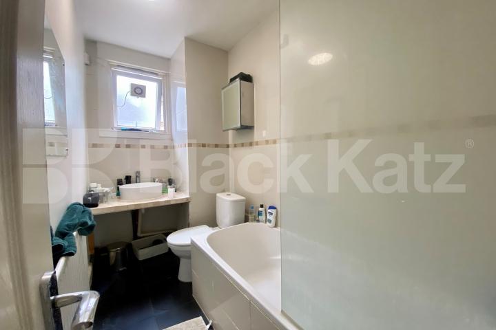 This recently refurbished property is flooded with natural light Old Kent Road, Elephant and Castle/Borough